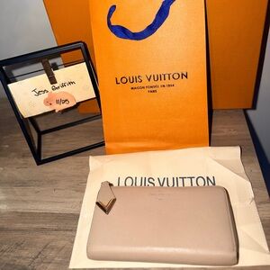Louis Vuitton Comet Taurillon Leather
Zippy Long Wallet